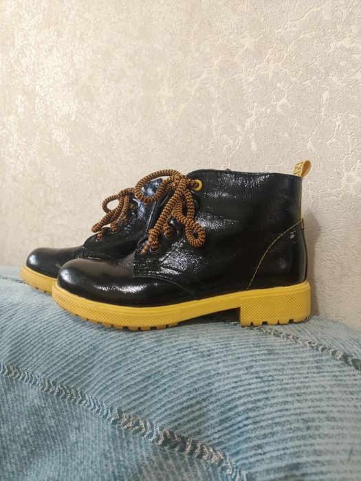 детские ботинки.