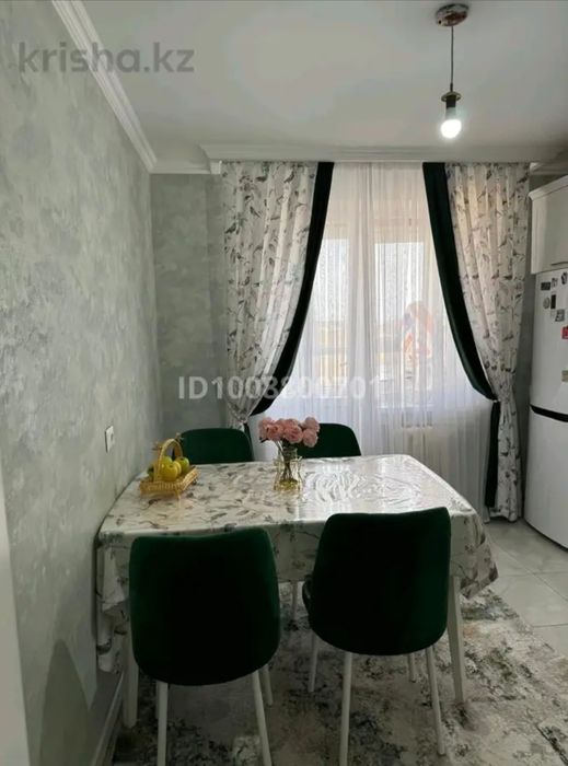 Стол стулья штор