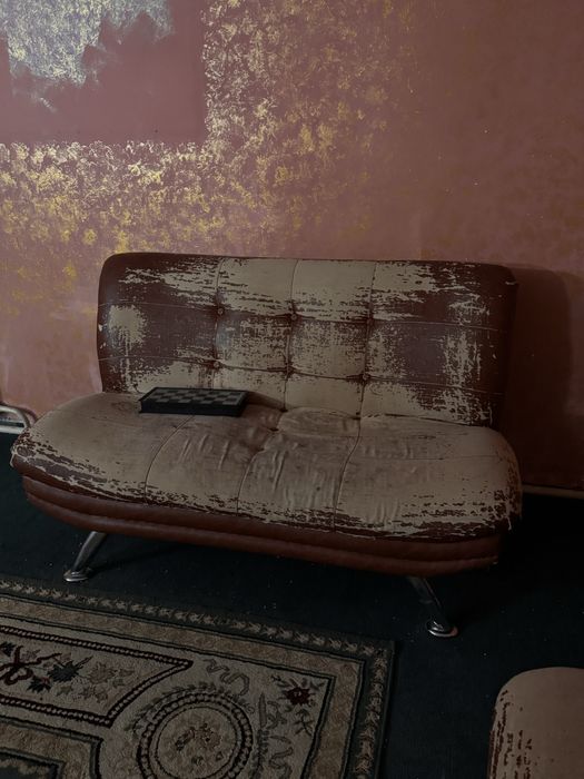 Отдам бесплатно , люстры ,кресло, диваны