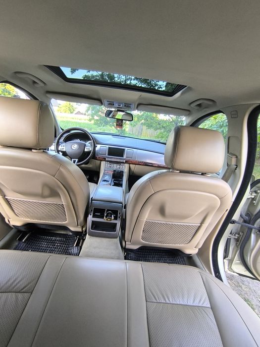 Vând sau Dezmembrez *Jaguar XF*