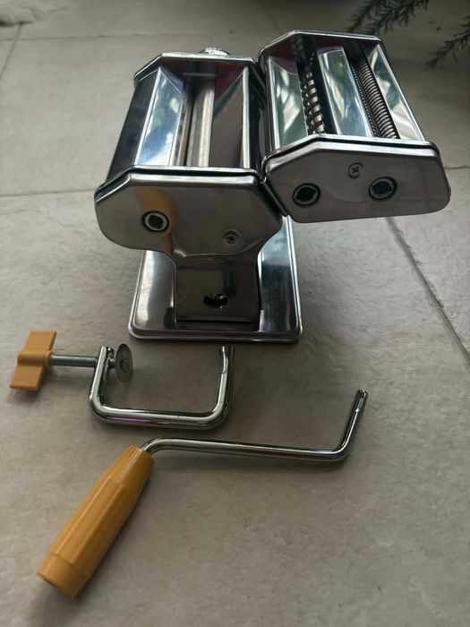 Машина за приготвяне на домашна паста 9 степ+2 итал. форми за равиоли.