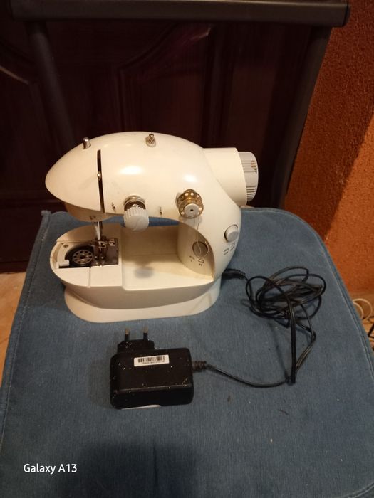 Mașină de cusut cu ancarcator