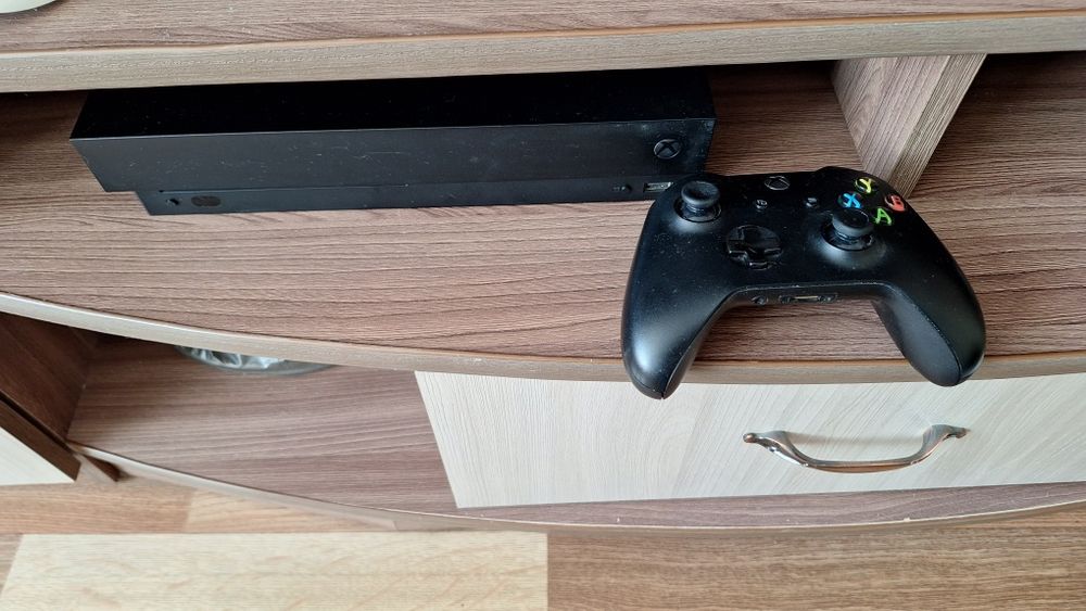 Продам Xbox one x 1tb+геймпад
