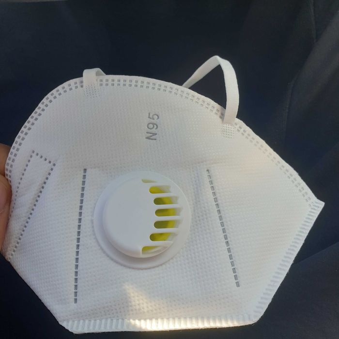 KN95/ FFP2 предпазни маски с клапа за лице