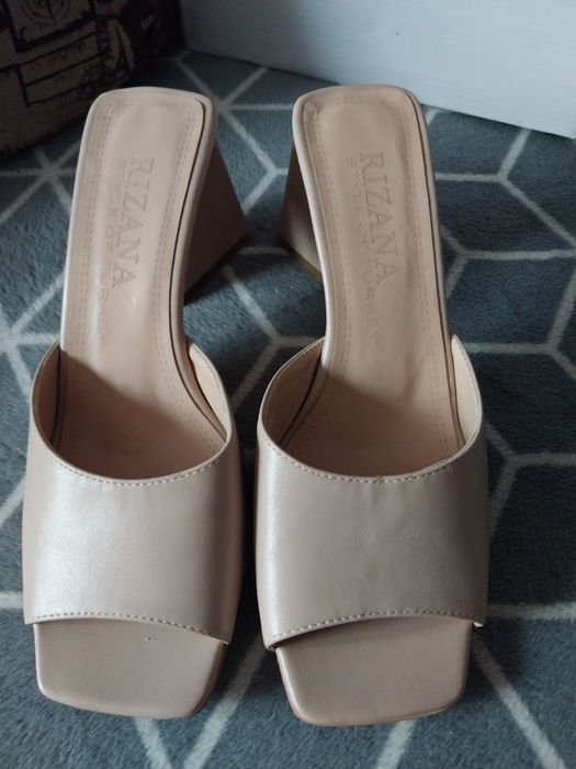 Летние босоножки на каблуке