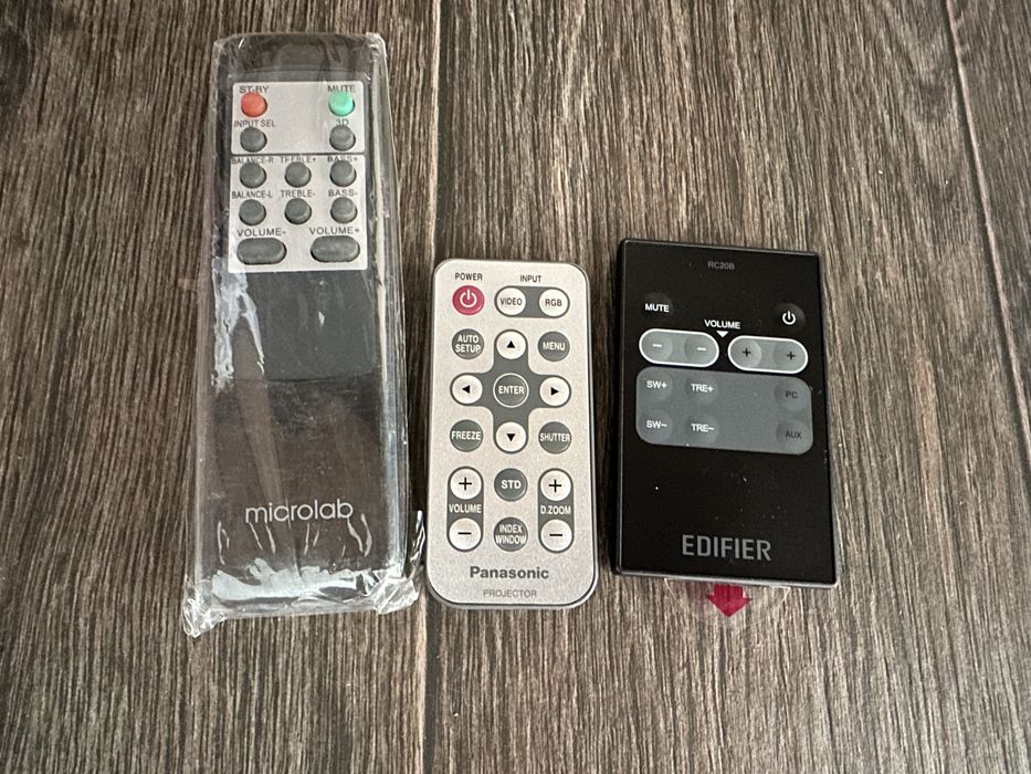 Продам оригинальные пульты для техники все на фото цены по запросу