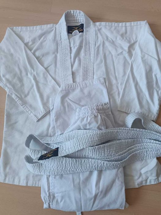 Кимано для каратэ с экипировкой для мальчиков и девочек