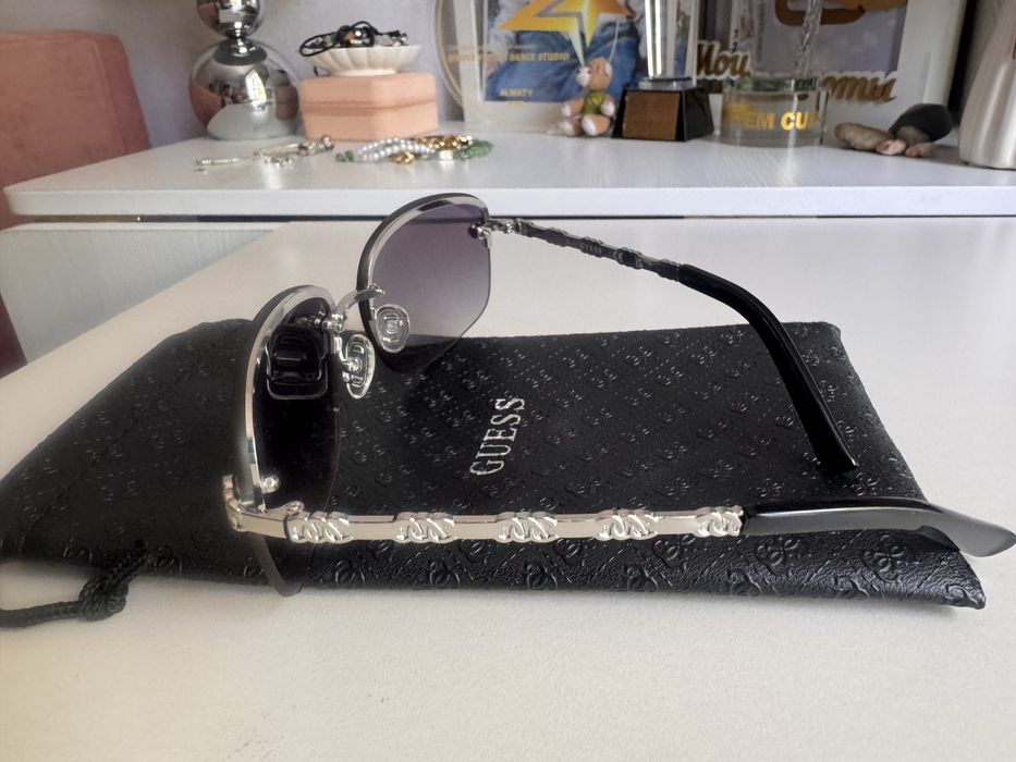 Продам женские очки Guess