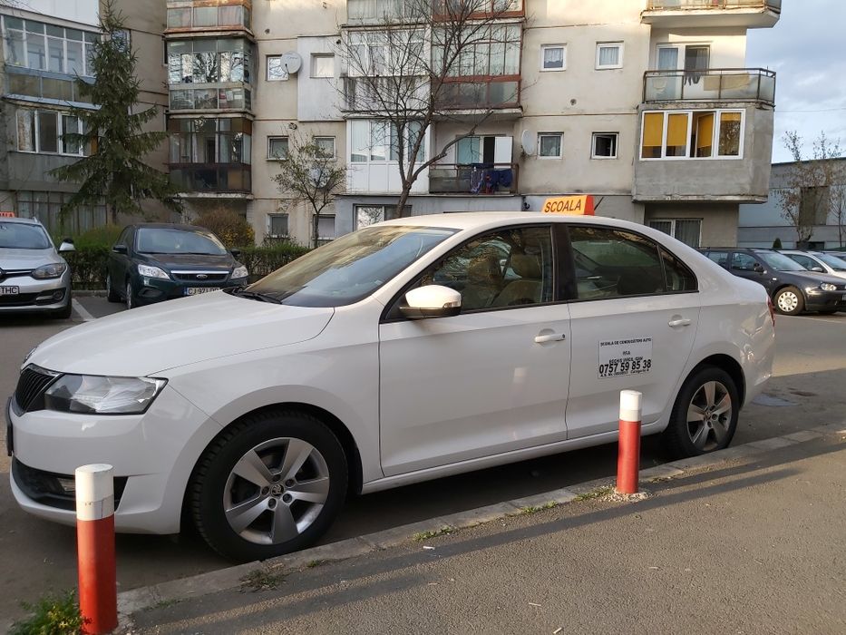 Instructor auto cat B scoala de șoferi