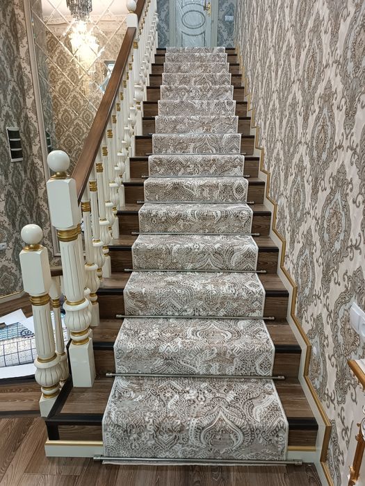 Установка на лестницу держатель для  ковров  и продажа драп резина