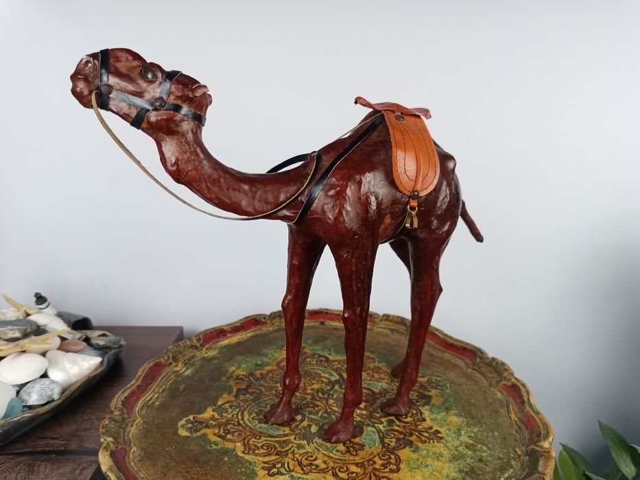 Ръчно изработени фигури от естествена кожа – Камила и Кон