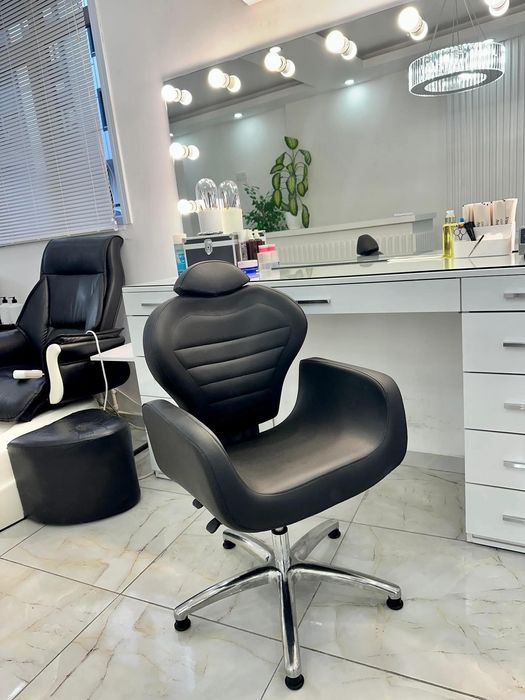 Професионален фризьорски / козметичен стол