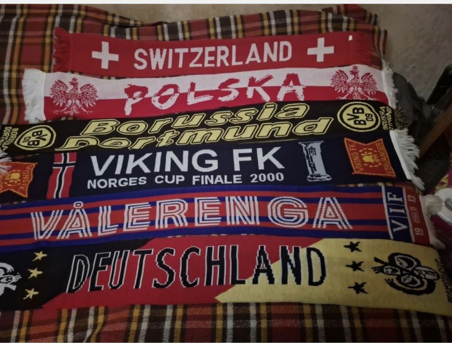 Продавам много футболни шалове