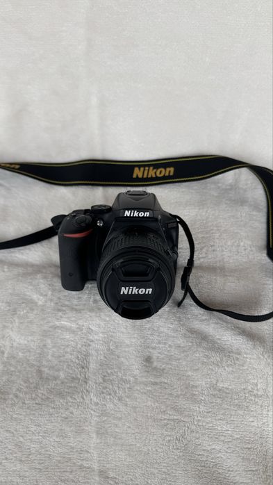 Nikon D5500 + 2 obiective (18-55 VR + 55-200 VR) + 2 baterii + încărcător + geantă/sacoșă + card 32GB