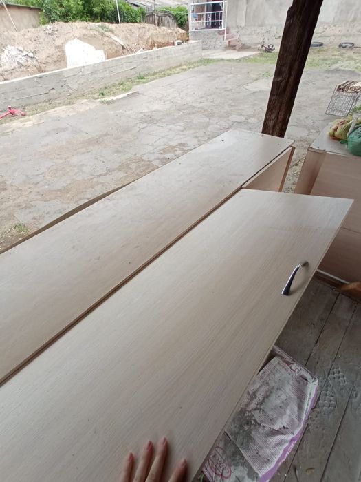 Продаю стол стулья. И шкафы.