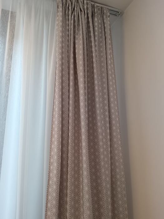 Vand 2 draperii gri cu alb