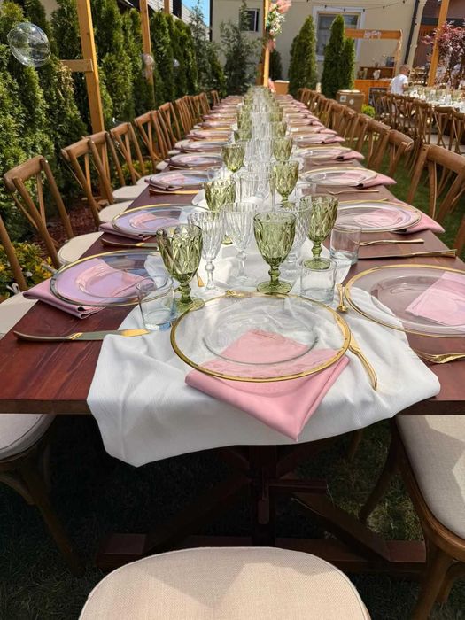 Mobilier rustic pentru evenimente – scaune lemn, mese, veselă premium
