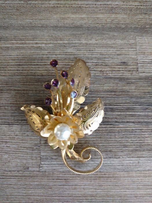 Две  гривни и брошка