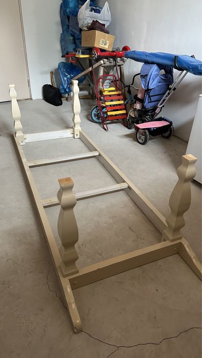 деревянный стол.