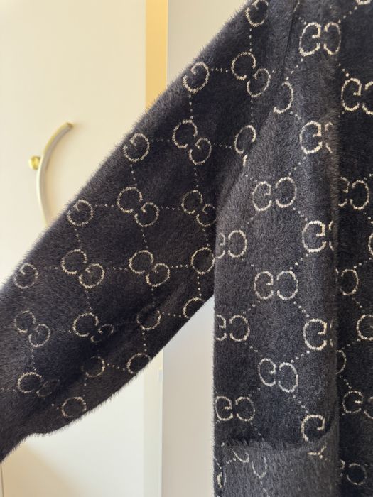 Черно мъхесто палто Gucci