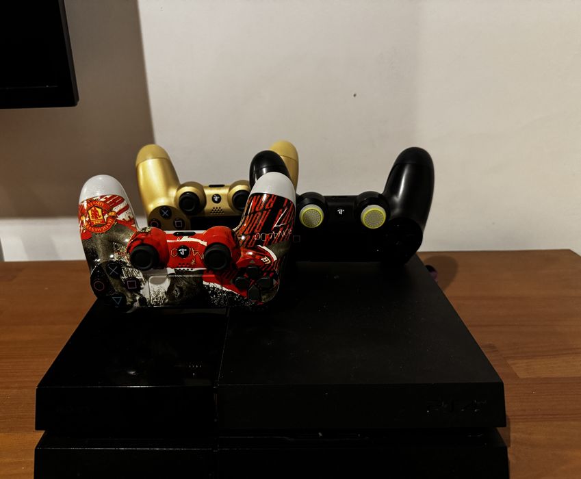 PlayStation 4 (PS 4)+3 controlere