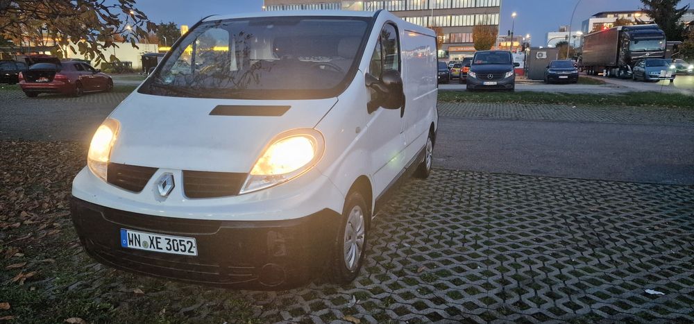 Renault.  Trafic