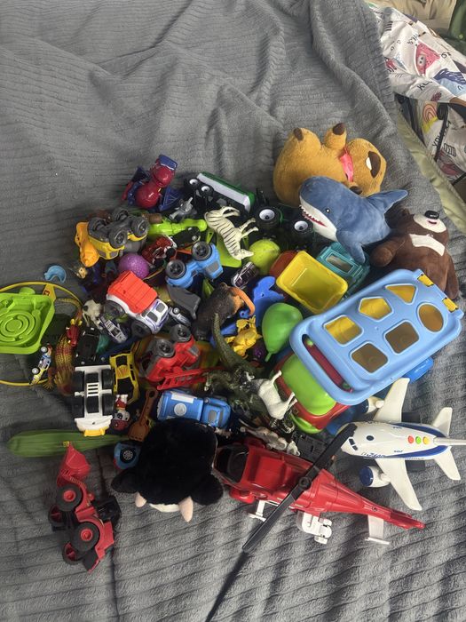 Игрушки для мальчика 2000тг.