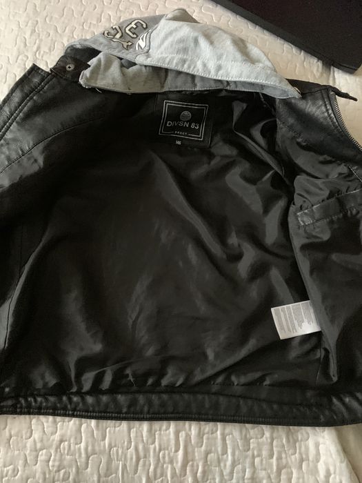 Geaca de piele cu glugă pentru băieți vârsta 10-11 ani mărime 146