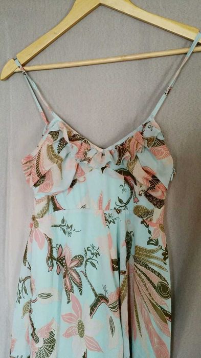Страхотна лятна рокля с красиви цветя размер S