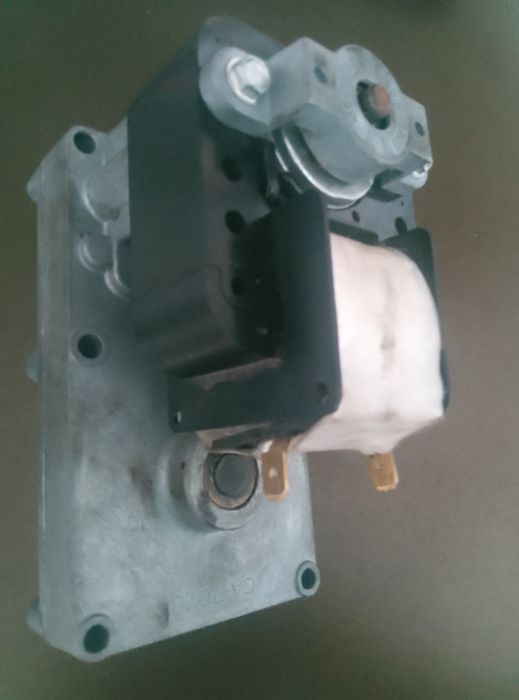 Două motoare pentru șnec,melc