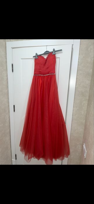 Стильное красное платье с открытыми плечами.