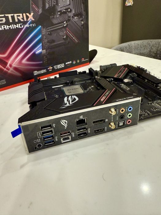 Pachet: Placa de baza ASUS ROG STRIX B550-F + Procesor AMD Ryzen 5600x