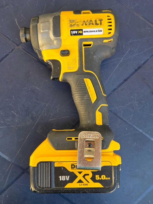 Удaрен винтоверт / импакт DeWALT DCF887 BRUSHLESS 18V с батерия 5.0Ah