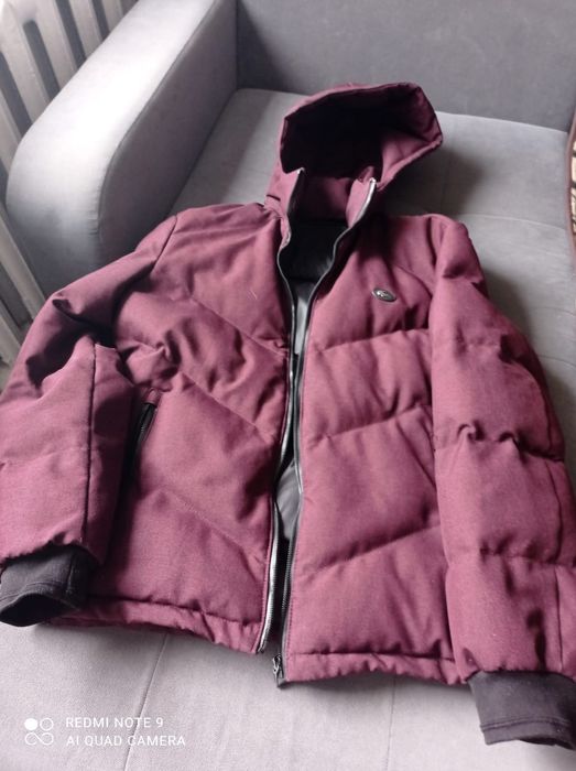 Куртки синие, красные