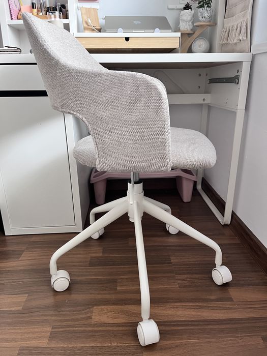 Офис стол текстил с бяла основа