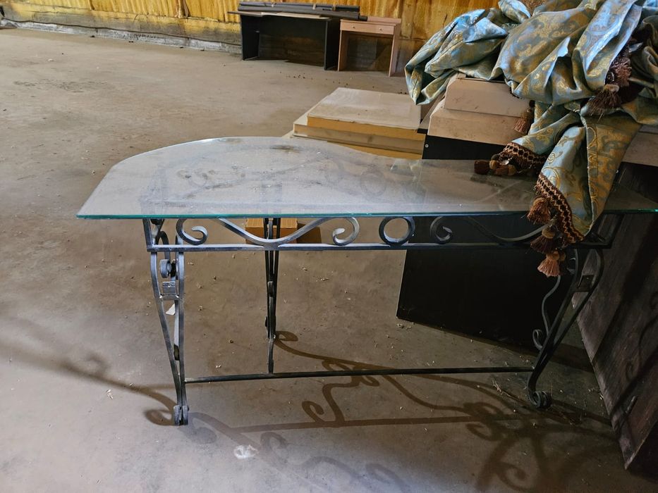 Стол со стеклянным