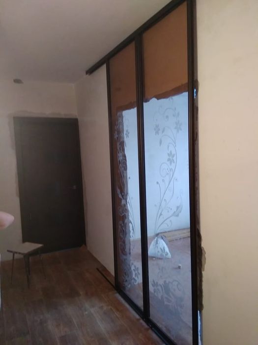 Двери стекла зеркала перегородки