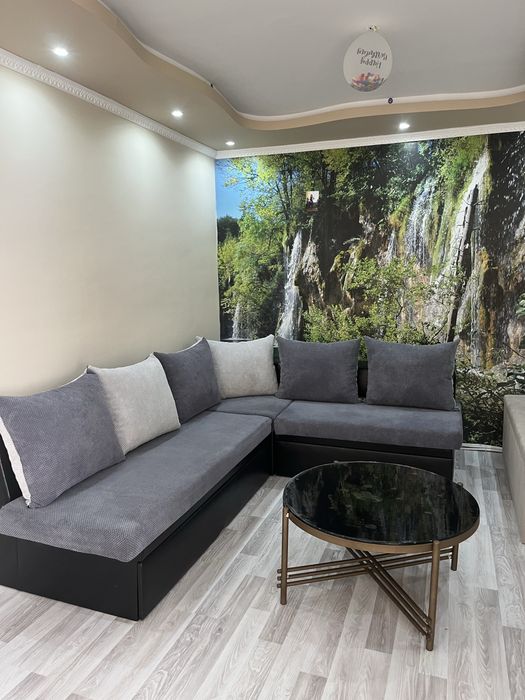 Модерен ъглов диван (функция сън) + дизайнерска холна маса