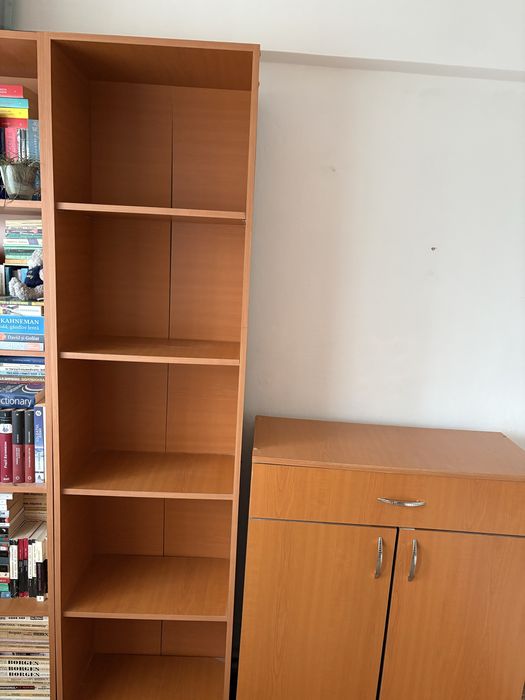 Biblioteca 5 rafturi si comoda cu 2 rafturi si sertar.