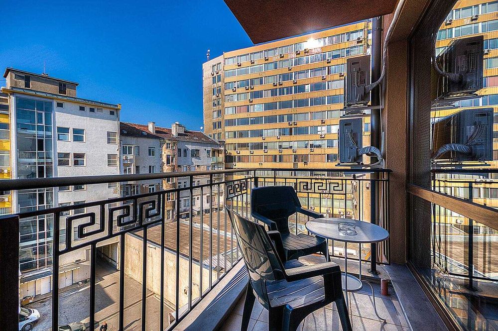 Дава се под наем Тристаен апартамент в София, Център - 110 кв.м за 1050 € - Снимка #2