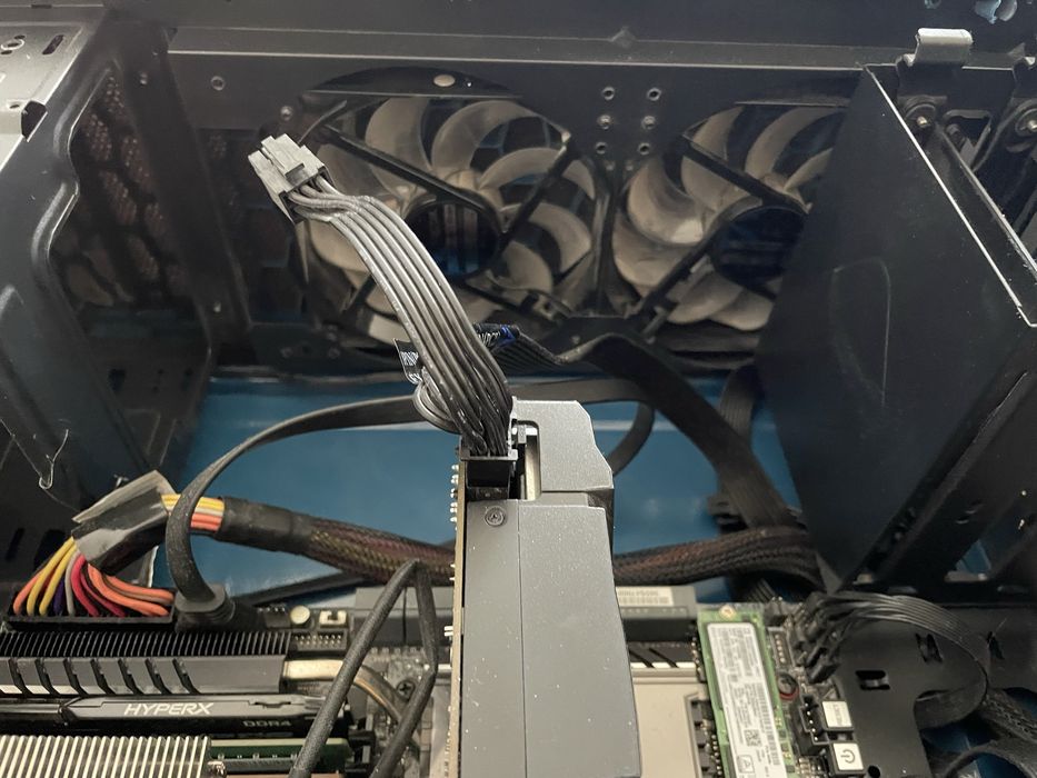 Настолен компютър, подходящ за гейминг и 3D моделиране.