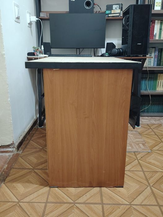Домашний компьютерный стол с выдвижным отсеком для клавиатуры и мыши