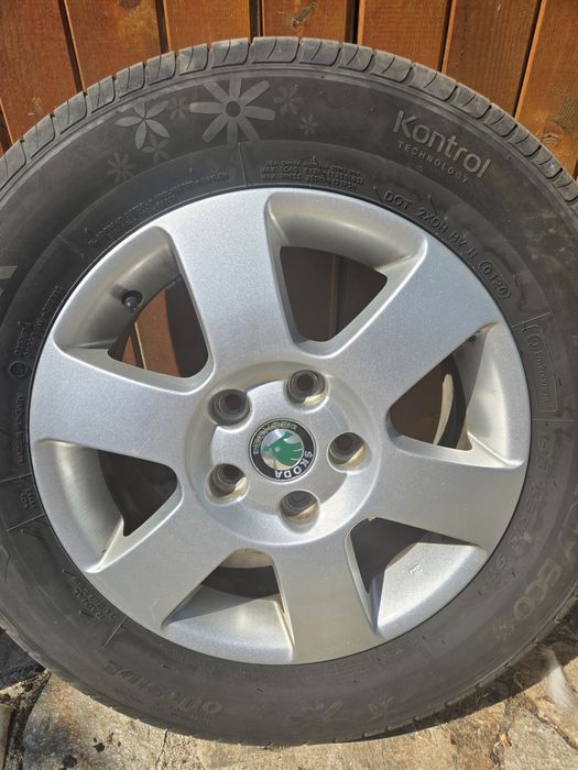 Джанти с гуми за Шкода Октавия оригинални с чисто нови летни гуми .