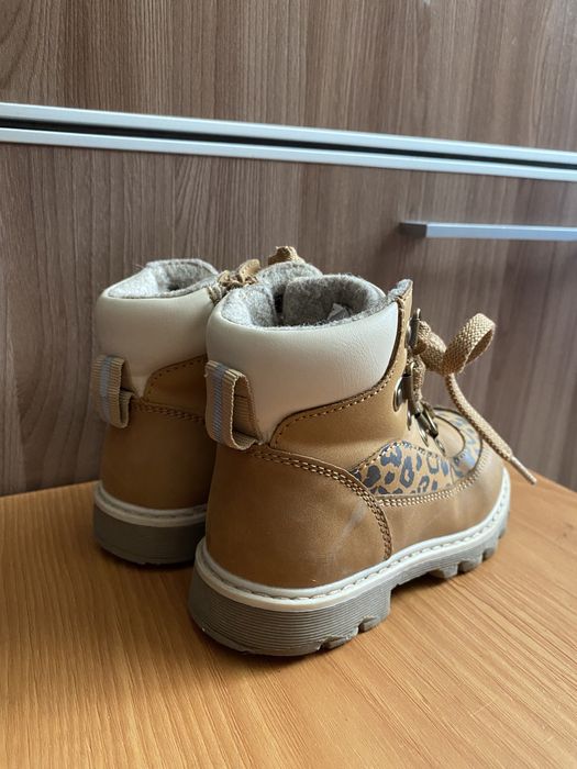 Продам детские ботинки