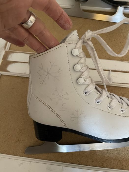 Кънки за лед подходящи за крак 31/32. Обувани 2 пъти , като нови!