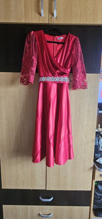 Rochie elegantă de zi / soacră, Mărimea 40/M – Roșu satinat, stare impecabilă
​Mărime: 40 / M