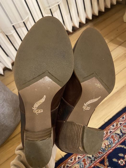 Нови кожени боти UGG, номер 39