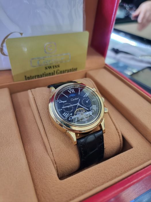 Продаю золотые часы Cartier. Модные и очень стильные