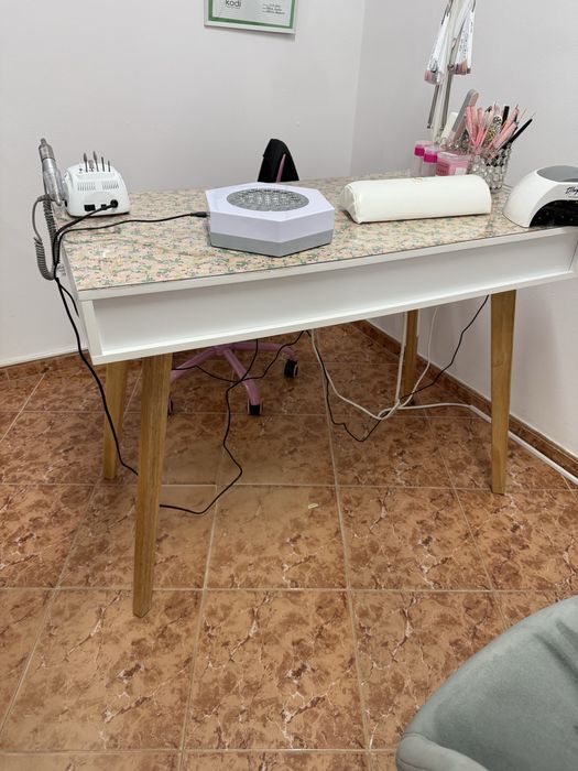 Малък бял шкаф, рафт, етажерка