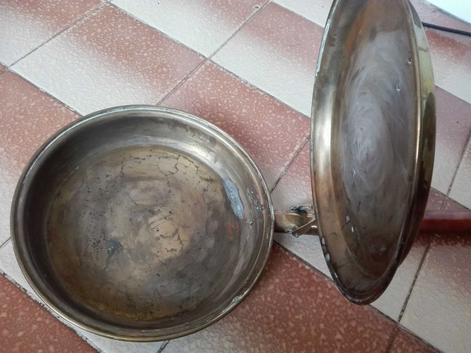 Медна сигнална тръба и месингов съд за пуканки.